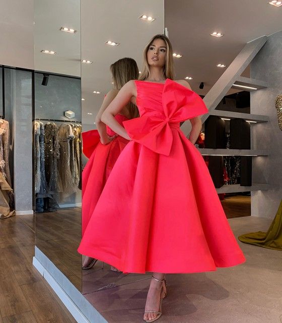 Stunning long red dress with a outlet big bow size Medium