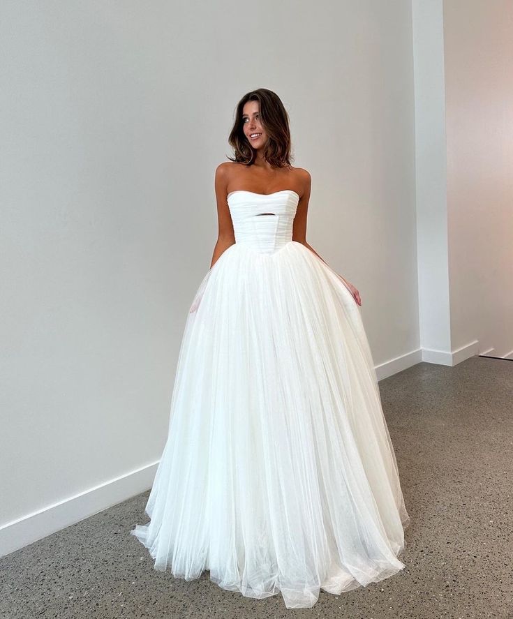 Elegant Boho Tulle Wedding Dress with Strapless Bodice       fg6393